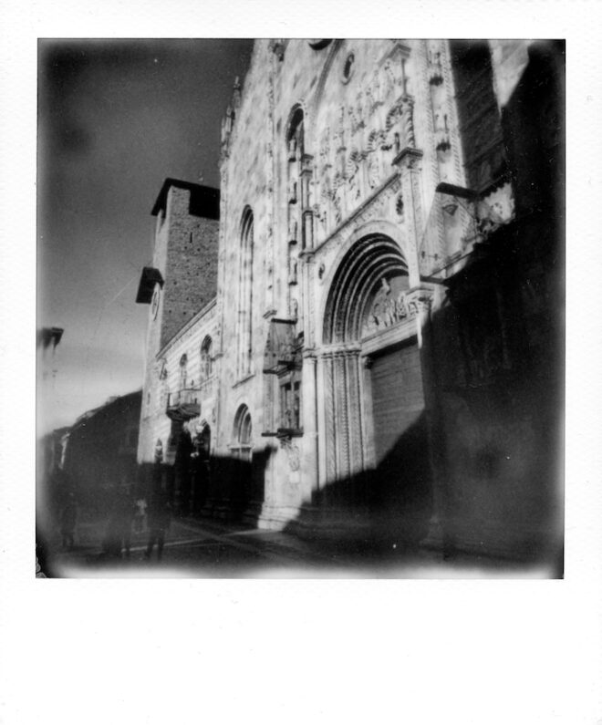 Logo con chiesa in bianco e nero